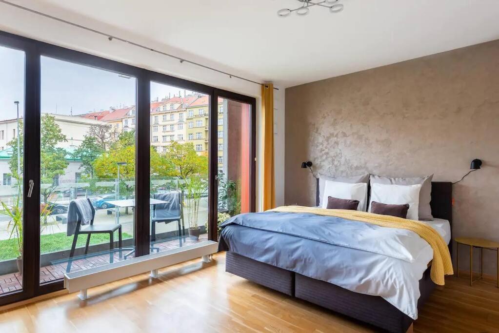 W/ Free Garage Parking Appartement